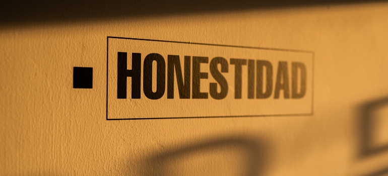 board with "honestidad" text on it