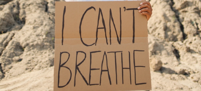 a sign saying "I can't breathe"