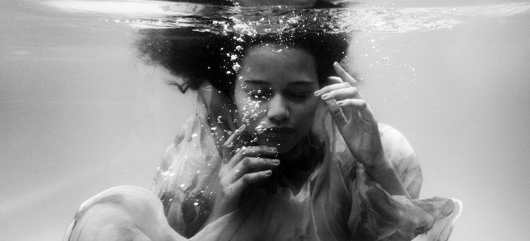 Woman under water emphasizing on what is tweaking and why is it dangerous